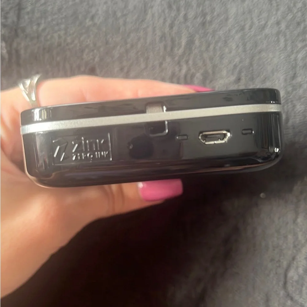 hp sprocket, comes with a few pieces of sticker paper, mini printer, no charger